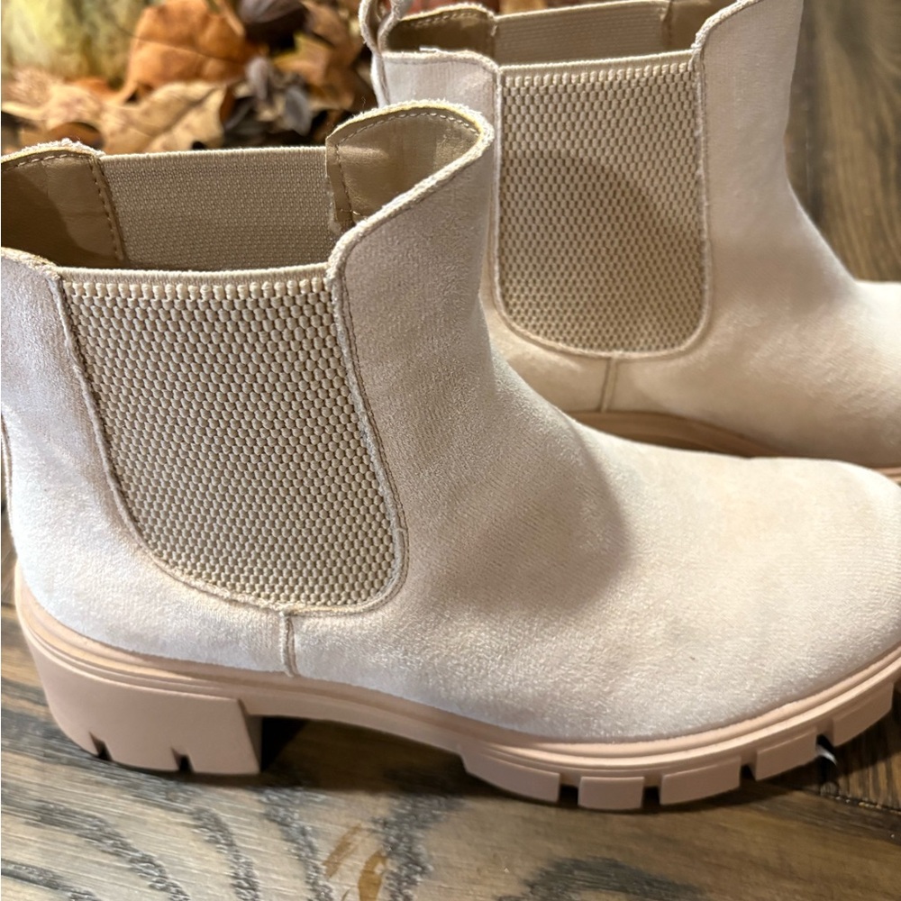 Vepose Cream Slip-On Footwear